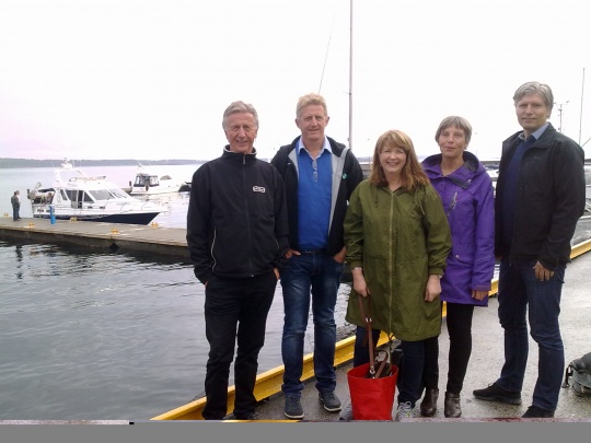  Kaia i Molde med båten til Runde i bakgrunnen: Fra v.: Olbjørn Kvernberg, Ola Betten, Gunn Berit Gjerde, Frøydis Austigard og Ola Elvestuen