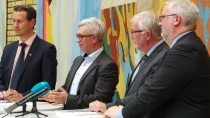 Pressekonferanse om kommunereform i Stortingets vandrehall