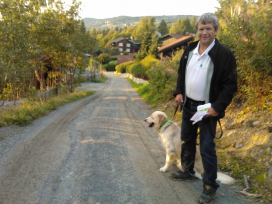 Gruppelederen Terje Rønning med sin hund Odin - Bevegelse er viktig, både for voksne og barn, sier Terje Rønning, og går selv en tur med hunden hver dag.