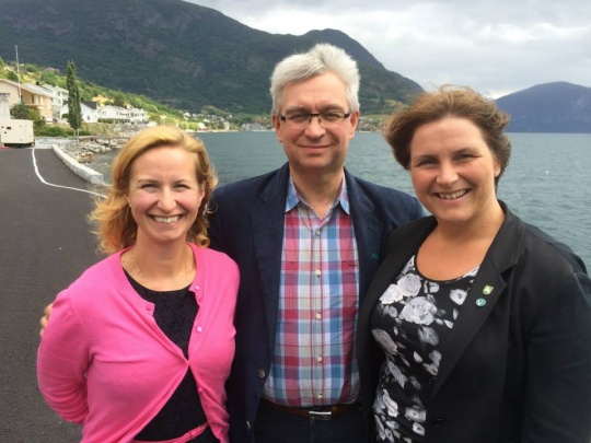  Leikanger Venstre ved Trude Risnes og Marit Mellingen var svært fornøgd å få besøk av stortingsrepresentant Andre N. Skjelstad.