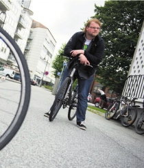  Geir Angeltveit på jakt etter sykkelstativ i sentrum.