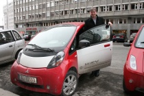 Ola Elvestuen prøver elbilen iMiev fra Mitsubishi