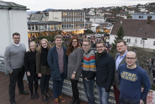  Frå Venstre, frå venstre: Kent Are Kjørsvik Petterson, Øydis Lebiko, Ingrid Handeland, Njaal Neckelman, Maria Irgens, Andrè Habbestad, Sveinung Rotevatn, Geir Angeltveit og Peder Lofsnes Hauge.