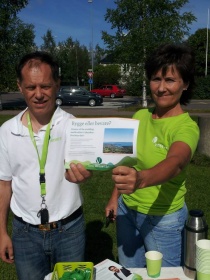 Knut Bakkehaug og Kjersti Almåsvold på stand i Eidsvoll