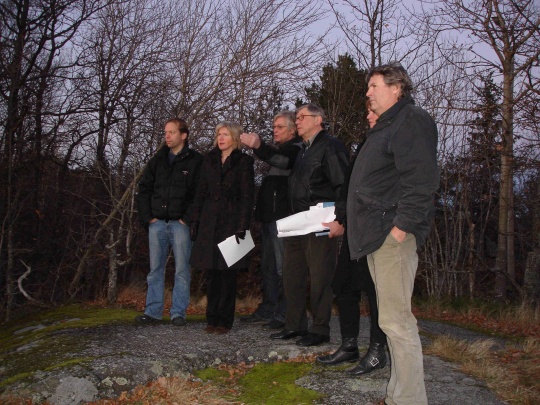  Tenden med følge på befaring i Bøkeskogen