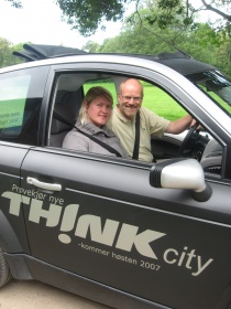 Anne Solsvik og Jan Kløvstad i Thinkbil 2 (elbil)