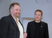  Fylkestingsrepresentant Helge Stiksrud takker Hallvor Lilleslett for innsatsen som fylkesleder